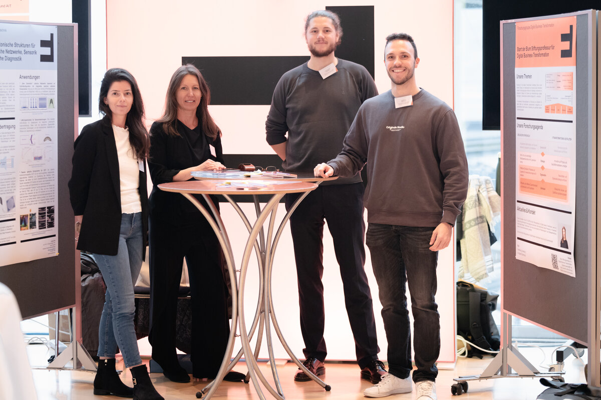 4 Personen nebeneinander | © FHV