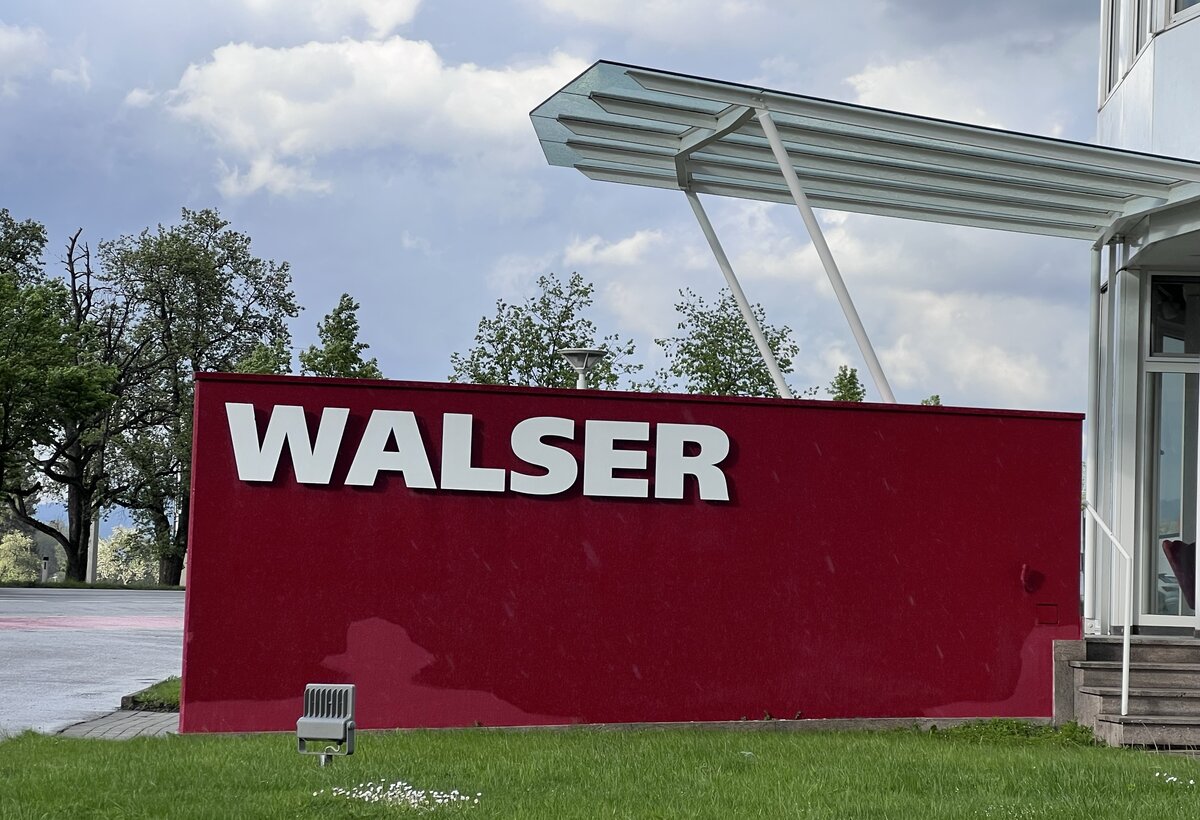 Firmeneingang Walser mit Logo | © Ann-Kristin Cordes