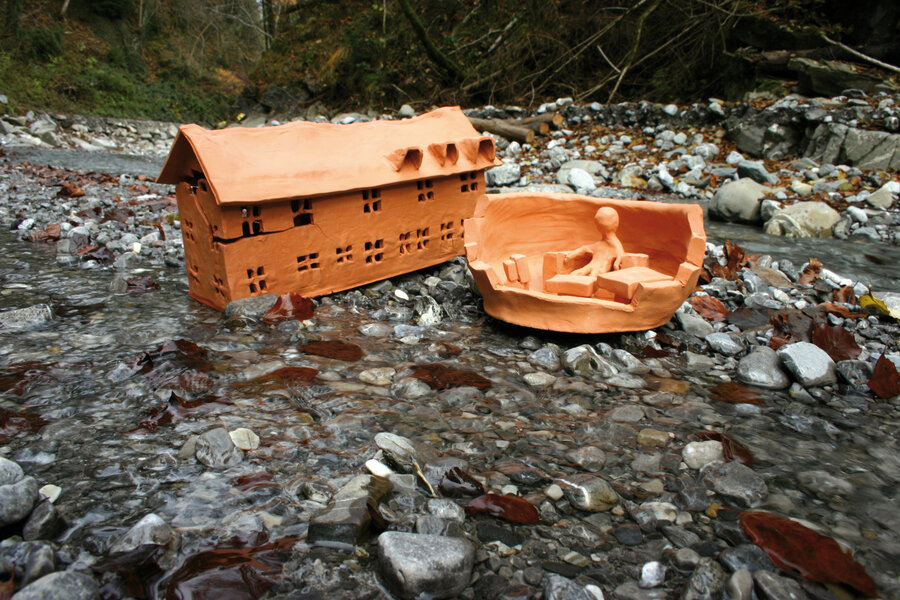 Impression einer Arbeit, die im Rahmen des Forschungsprojekts entstanden ist | © Aqua Mühle Vorarlberg gGmbH Bach mit fliessendem Wasser sowie einem Miniaturtonhaus und einer Miniaturtonperson | © Aqua Mühle Vorarlberg gGmbH