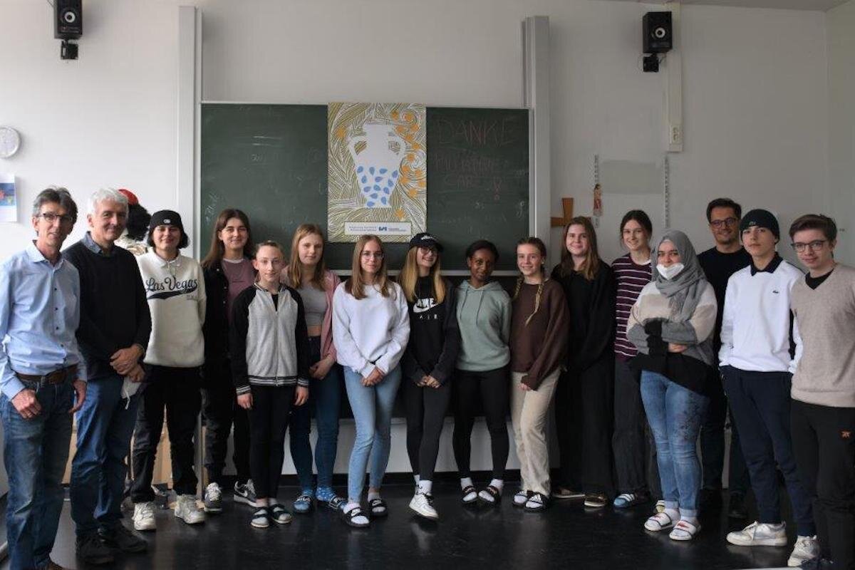 Eine Schulklasse steht vor einer Tafel | © FHV