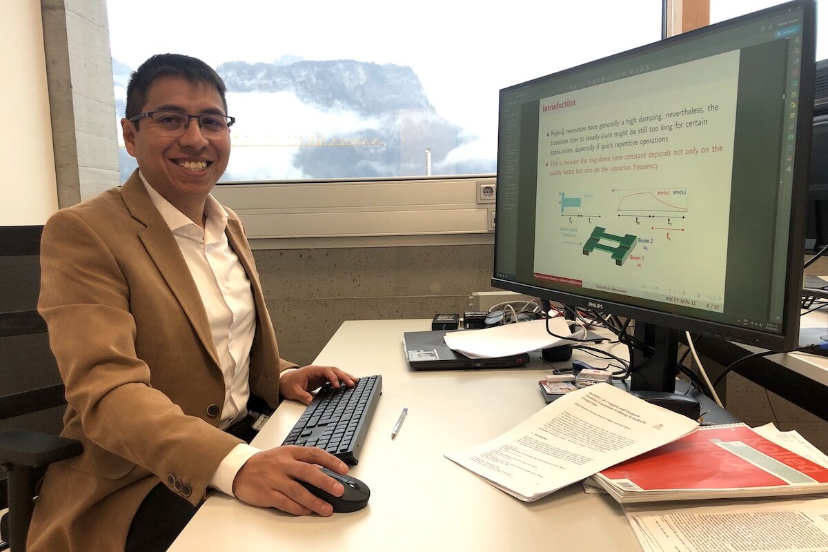 Ein Mann sitzt vor seinen Computer und blickt in die Kamera. | © FHV/Raphaela Lechleitner