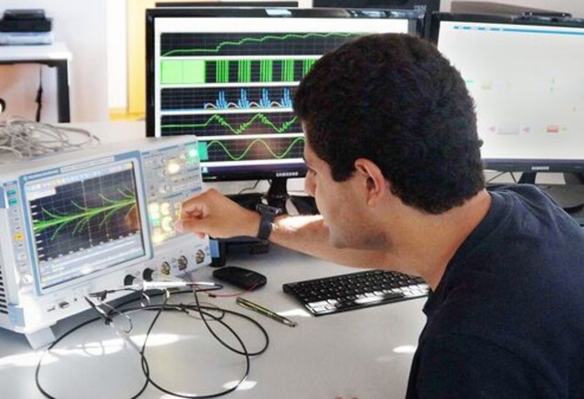Um diese Energieeffizienz zu erreichen, wird nicht nur ein effizientes Leuchtmittel wie LED benötigt. ©V-Research | © V-Research Ein Mann sitzt vor einem Forschungsinstrument und testet. | © V-Research