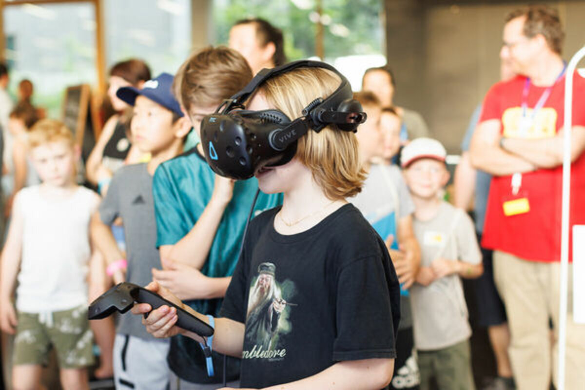 Das Bild zeigt ein Junge mit einer VR-Brille und einem Joystick. | © LNF/Lisa Mathis