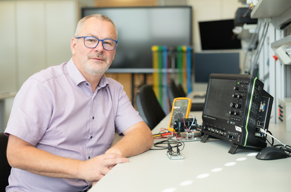 Ein Mann sitzt im Labor | © FHV