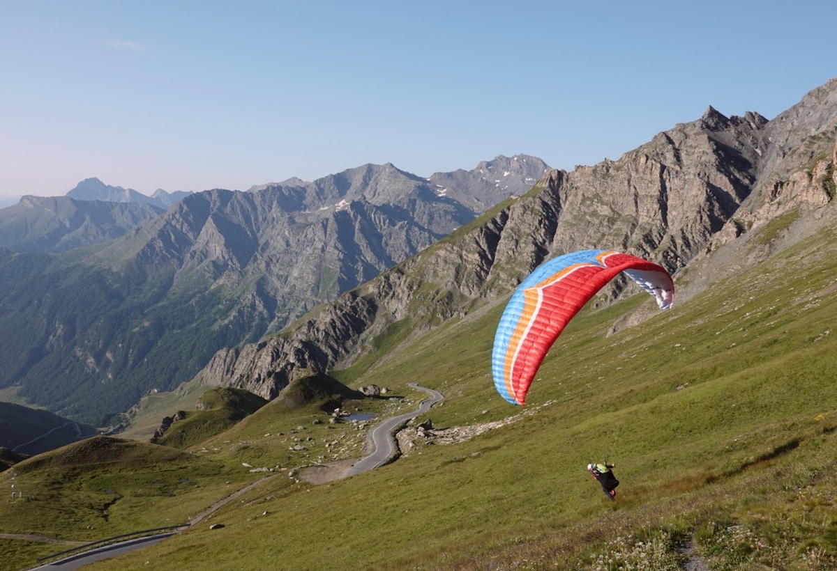 Ein Paragleiter in den Alpen