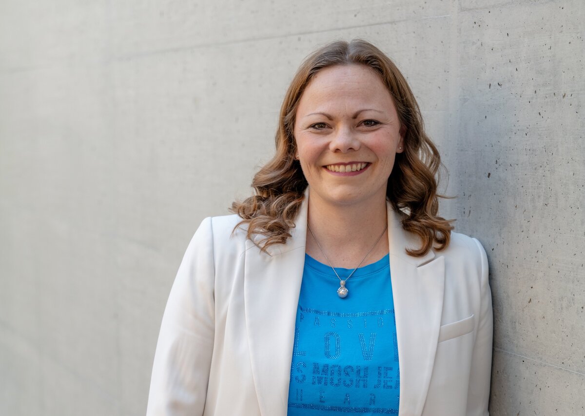 Porträtfoto von Ann-Kristin Cordes vor grauem Hintergrund | © FHV