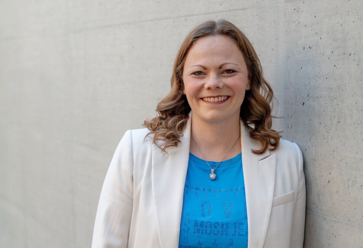 Porträtfoto von Ann-Kristin Cordes vor grauem Hintergrund