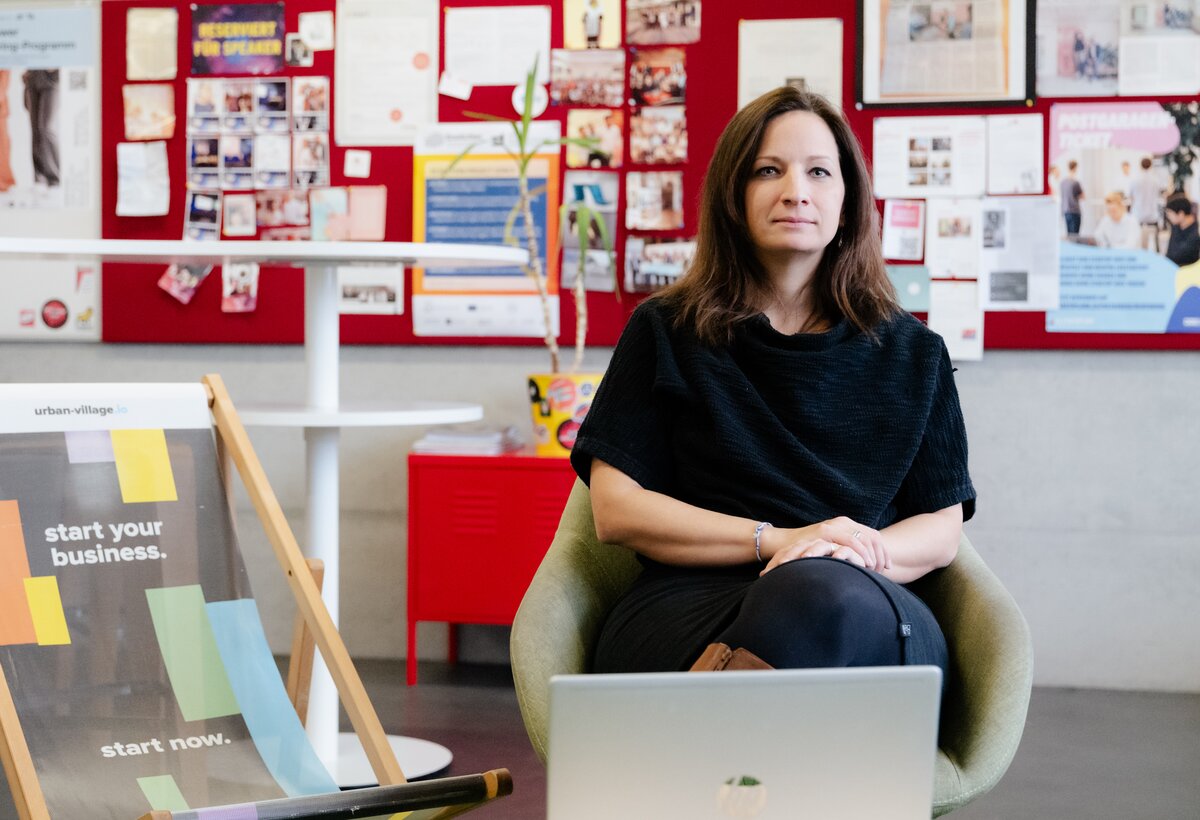 Porträtfoto von Sarah Kühne an der FHV