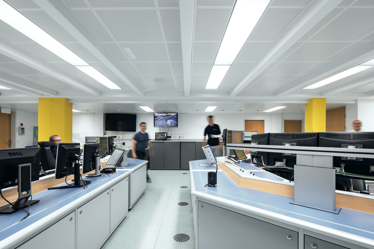 Innenansicht einer Polizei-Leitzentrale in Vorarlberg mit gesundheitsförderlicher Beleuchtung | © Till Hückels / Zumtobel