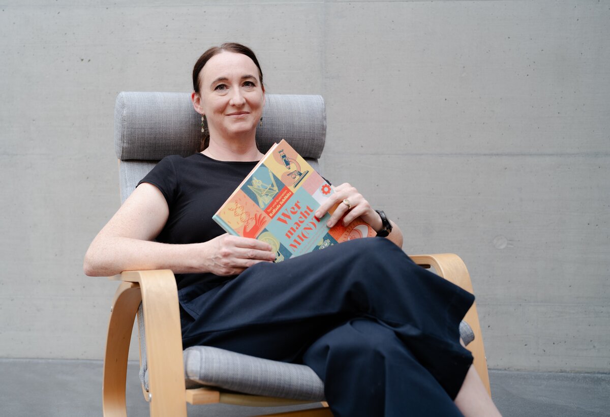 Porträt von Sandra Stroj mit einem Buch in den Händen