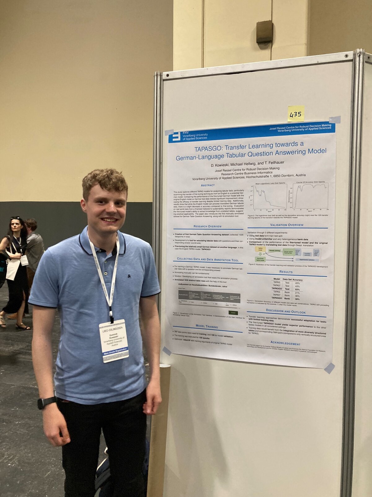 Dominik Kowieski präsentiert die Ergebnisse seiner Forschungsarbeit auf der LREC-Coling Konferenz in Turin im Mai 2024. | © FHV