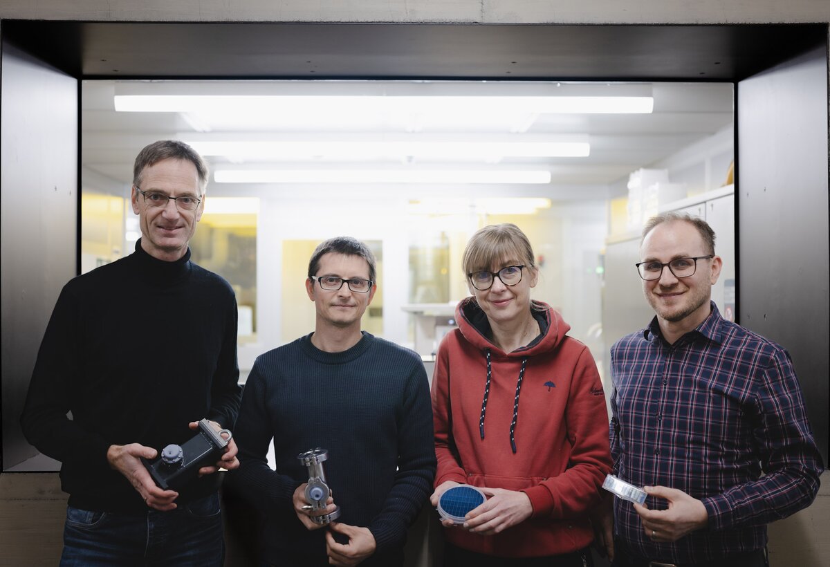 Forschende des Projekt Deep11 mit Teilen ihres ersten Prototypen im Porträt.