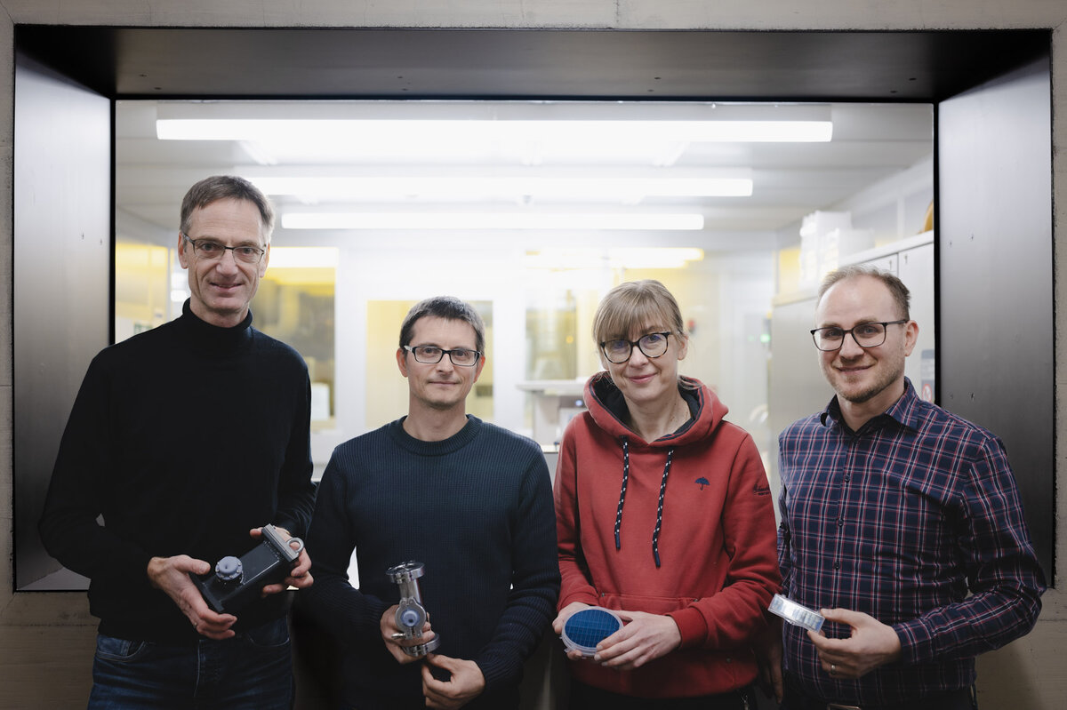 Forschende des Projekt Deep11 mit Teilen ihres ersten Prototypen im Porträt. | © FHV