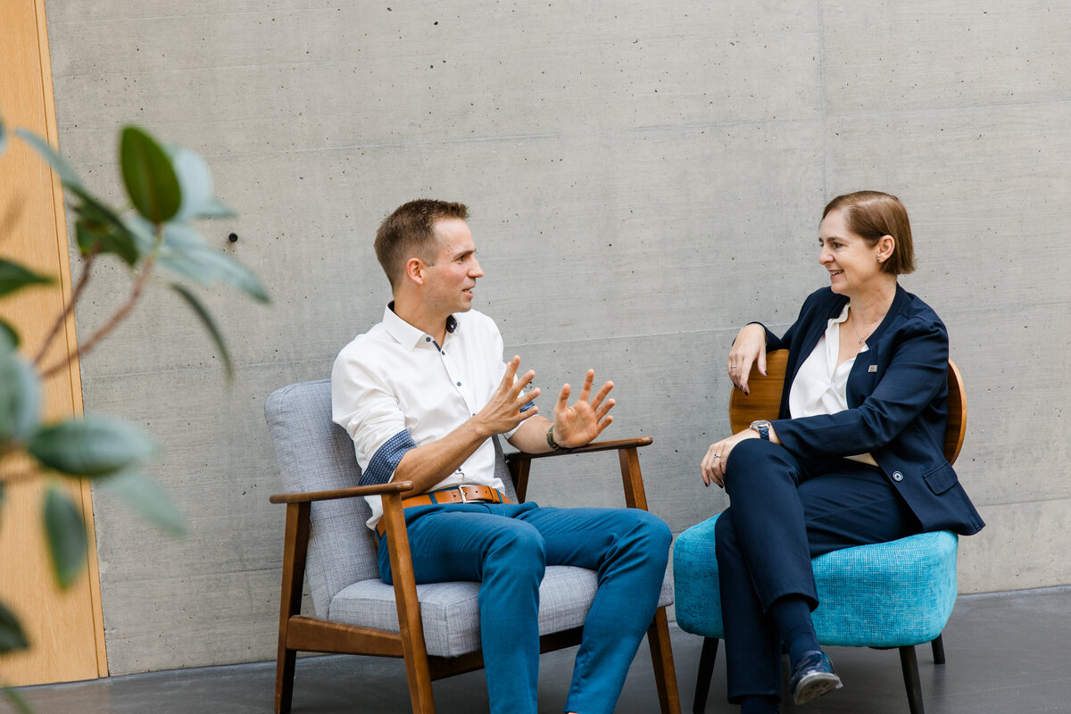 FHV-Forschungsleiter Markus Preißinger und Rektorin Regine Kadgien sitzend im Gespräch. | © FHV / Nina Bröll