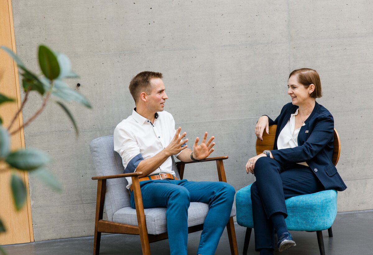 FHV-Forschungsleiter Markus Preißinger und Rektorin Regine Kadgien sitzend im Gespräch.