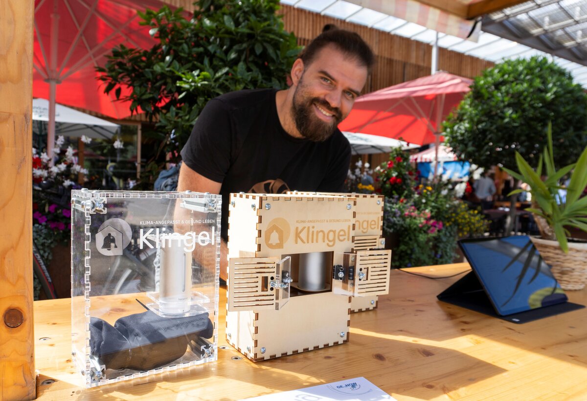 Tobias Werner präsentiert auf seinem Stand  beim Klimamarkt das Projekt Klingel.  | © FHV