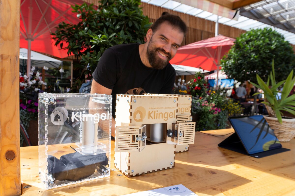 Tobias Werner präsentiert auf seinem Stand  beim Klimamarkt das Projekt Klingel.  | © FHV
