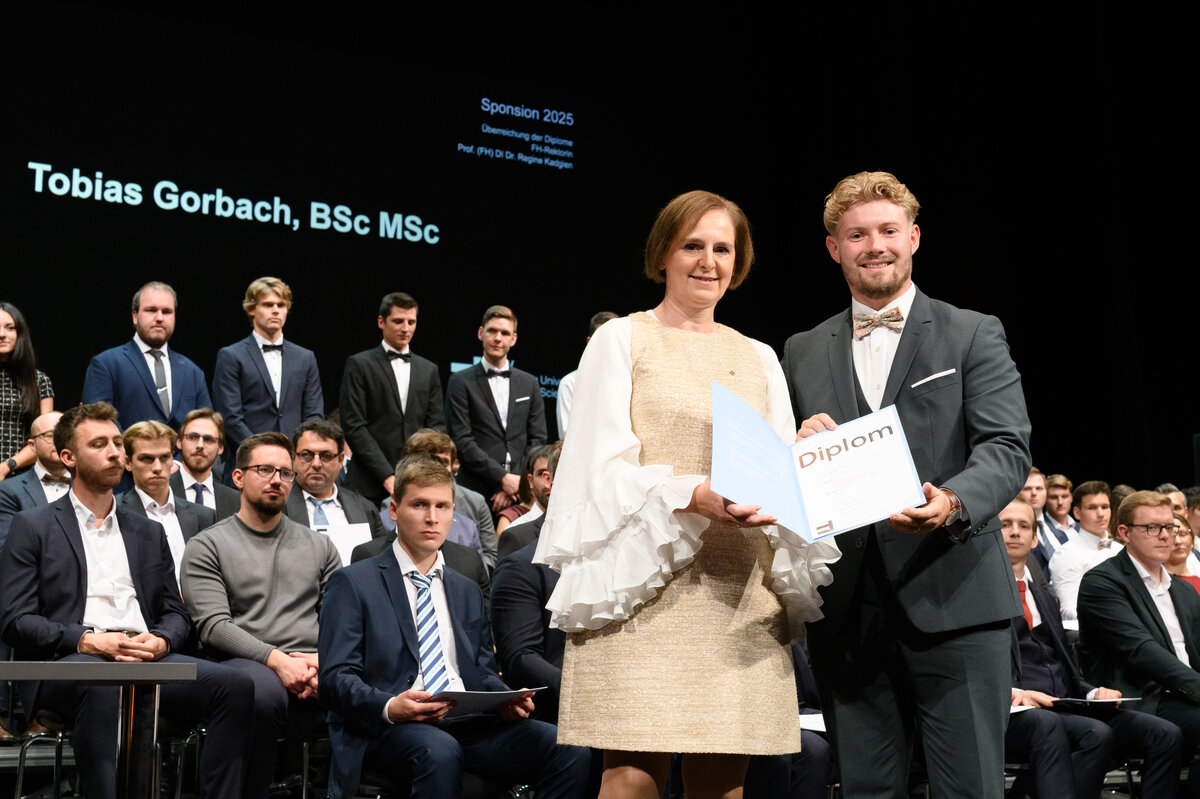 Der strahlende FHV-Absolvent des Masterstudiengangs Mechatronics bekommt bei seiner Sponsion das Diplom überreicht. | © Matthias Rhomberg