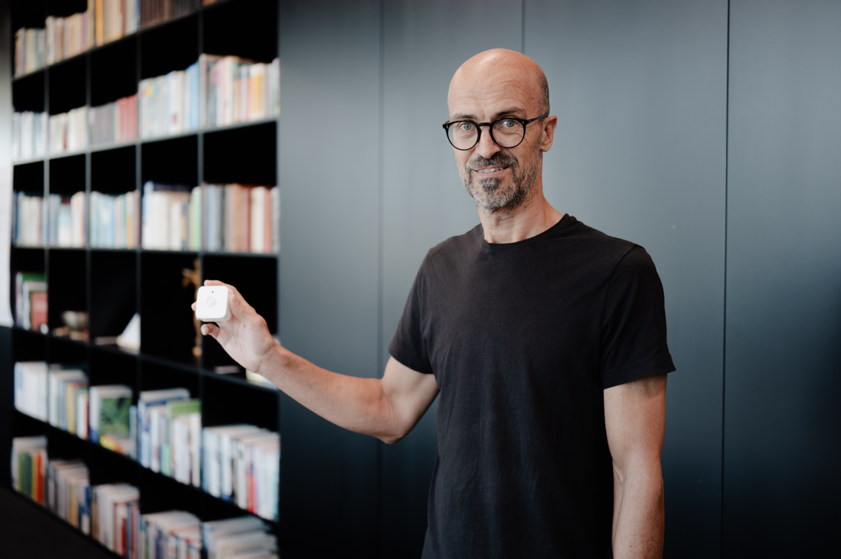 Walter Ritter mit einem GetNotified Bewegungsmelder in der Hand. | © FHV