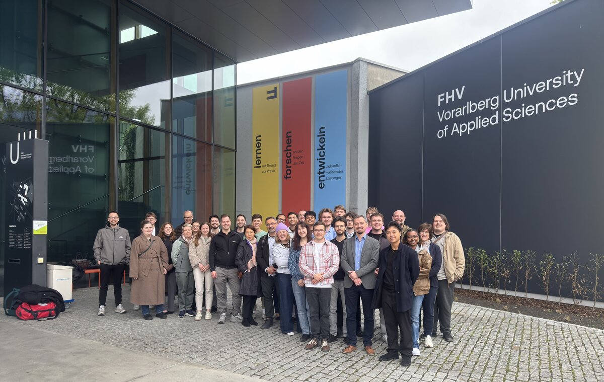 Gruppenbild der Studenten von dem FHV Haupteingang. | © FHV