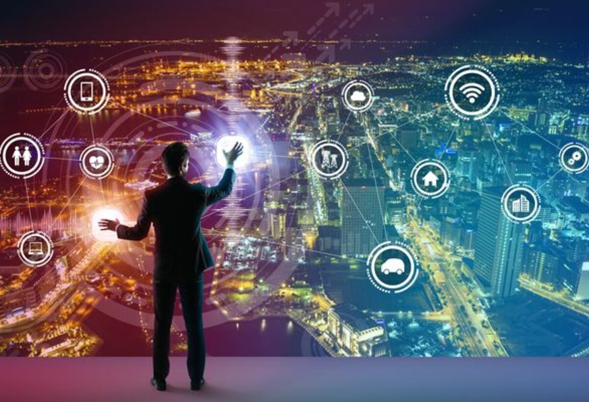 Mann vor digitaler Weltkugel