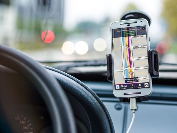 fhv-forschung-business-informatics-projekte-melinda Smartphone im Auto