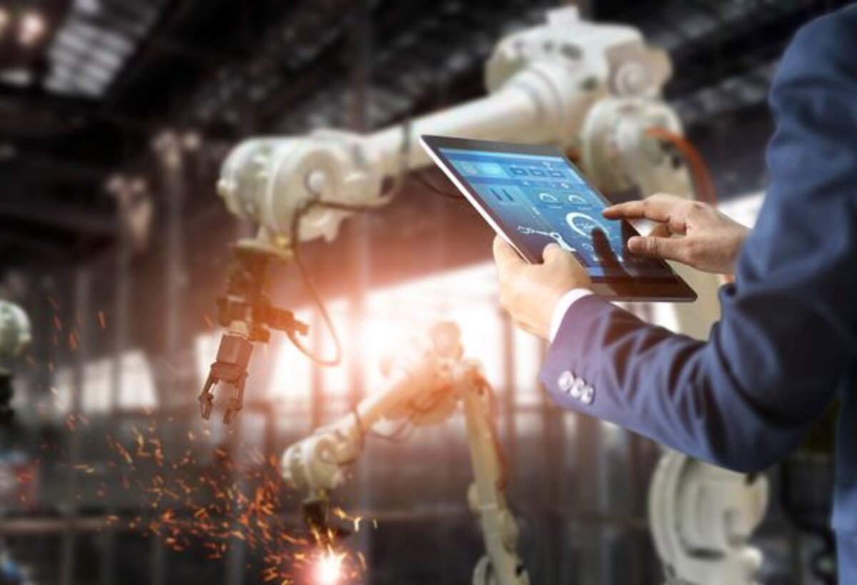 Mann mit Tablet im Industrieumfeld