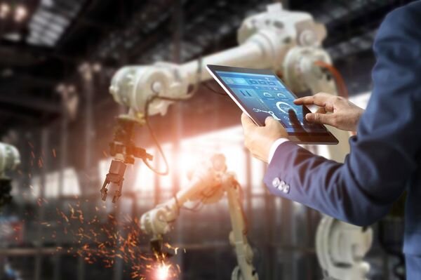 fhv-forschung-business-informatics-projekte-bifocalps | © fhv Mann mit Tablet im Industrieumfeld | © fhv