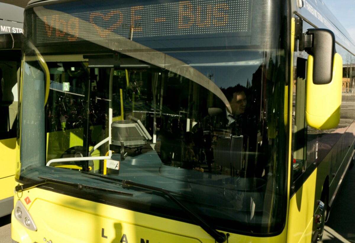 Ein gelber Landbus | © Mathis Fotografie