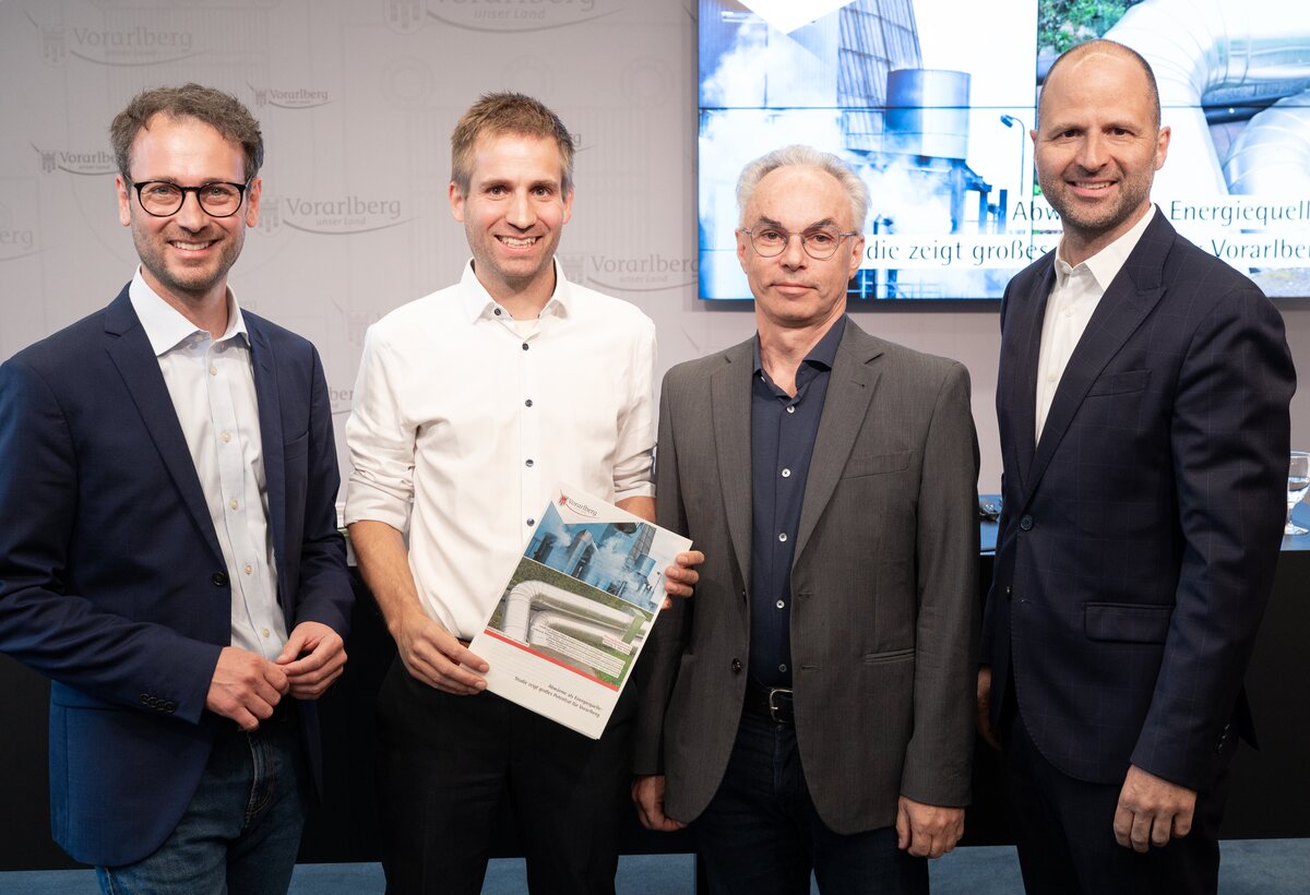 Markus Preißinger hält die Abwärmestudie in die Kamera