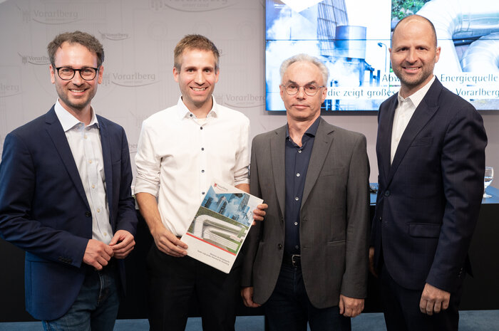 Pressekonferenz zur Präsentation der Abwärmestudie | © Land Vorarlberg Alexandra Serra Markus Preißinger hält die Abwärmestudie in die Kamera | © Land Vorarlberg Alexandra Serra