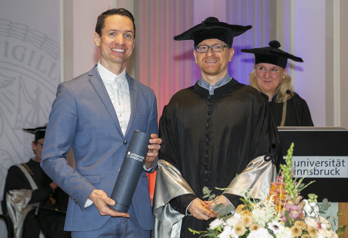 Der Doktoratabsolvent Alexander Murr erhält seinen Doktortitel feierlich überreicht in Innsbruck | © Uni Innsbruck