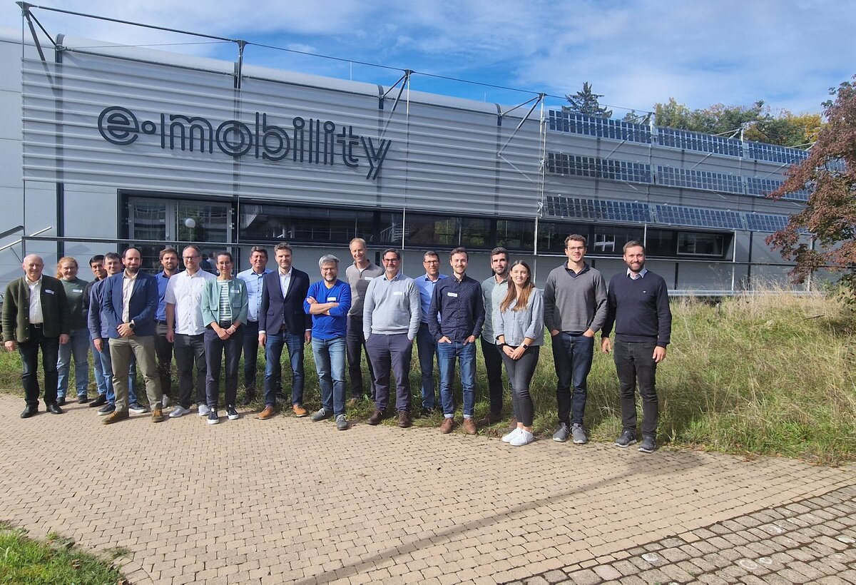 Menschengruppe vor e-mobilty Gebäude