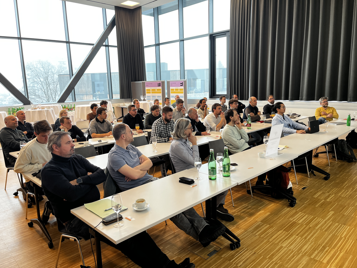 Aufmerksames Publikum sitzt im Vortragsraum und hört interessiert einem Vortrag zu. | © Dominik Bauer | FHV