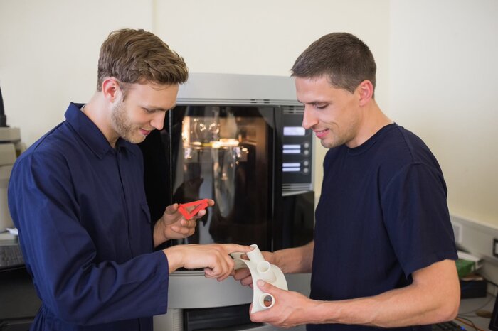 fhv-kooperatives-porototyping-23 zwei Männer sehen einen 3D Druck an