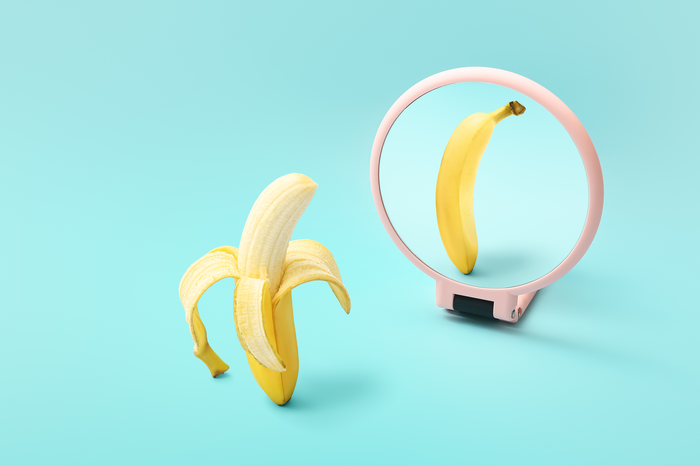 Body Banane schaut in den Spiegel.