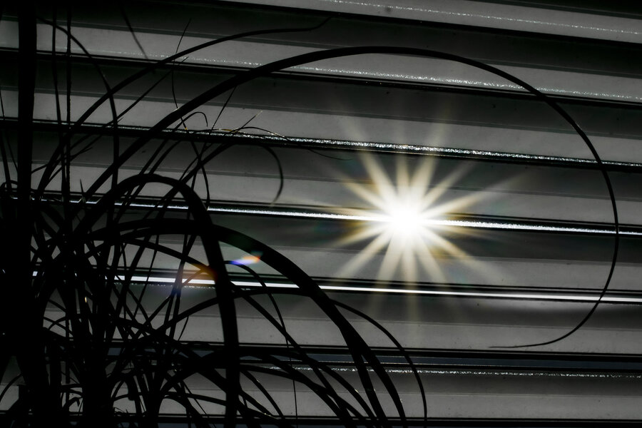 Jalousie Sonne | © Karin Thea Trommelschläger Das ist ein Bild wo das Sonnenlicht auf die Jalousien fällt. | © Karin Thea Trommelschläger