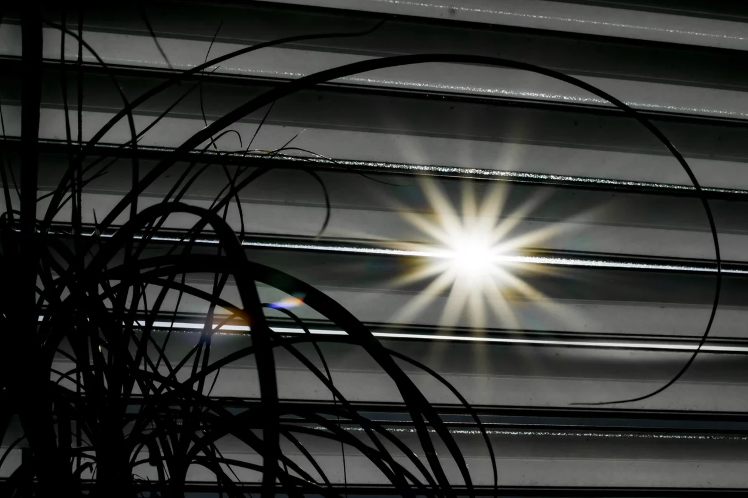 Das ist ein Bild wo die Sonnenstrahlen auf die Jalousien fallen.  | © Karin Thea Trommelschläger 