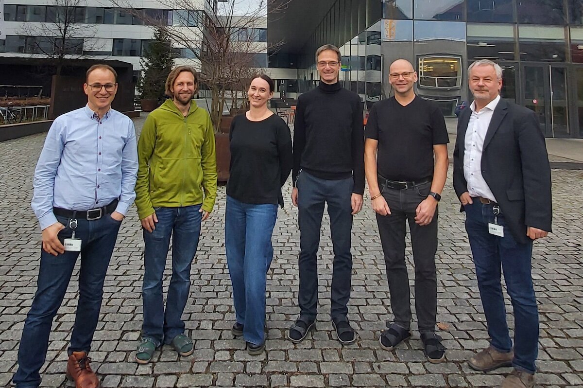 6 Menschen stehen vor einem Gebäude | © FHV