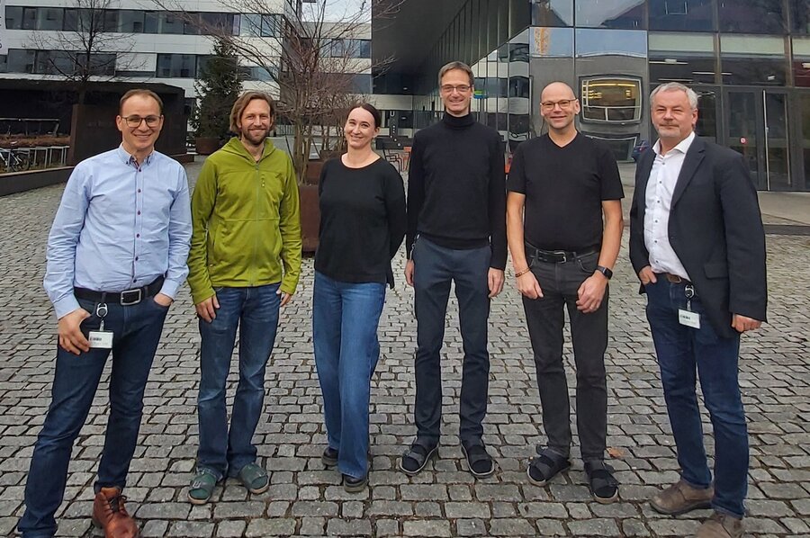 Mitarbeiter:innen des Forschungszentrums Mikrotechnik und Fachbereichs Technik vereinen ihre Expertise im FFG COIN Projekt Deep Edge Lab Framework (Deep11). | © FHV 6 Menschen stehen vor einem Gebäude | © FHV