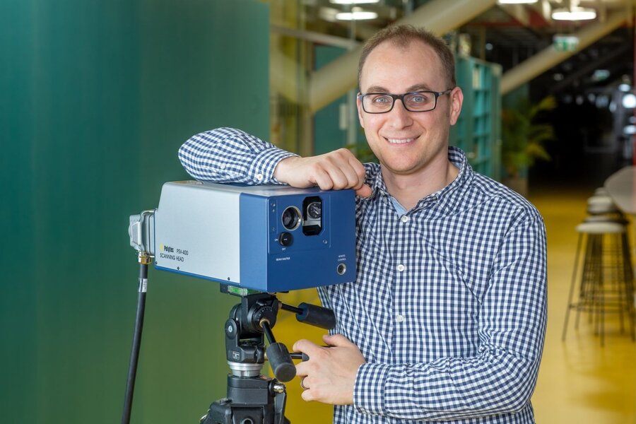 Fadi Dohnal leitet seit Oktober 2021 das Forschungszentrum Mikrotechnik. | © Martin Lugger Ein Mann posiert mit einem Laser | © Martin Lugger