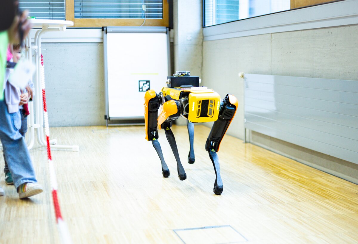 Boston Dynamics SPOT | © Johanna Eppler Roboterhund SPOT von Boston Dynamics läuft zwischen einer Menschengruppe | © Johanna Eppler
