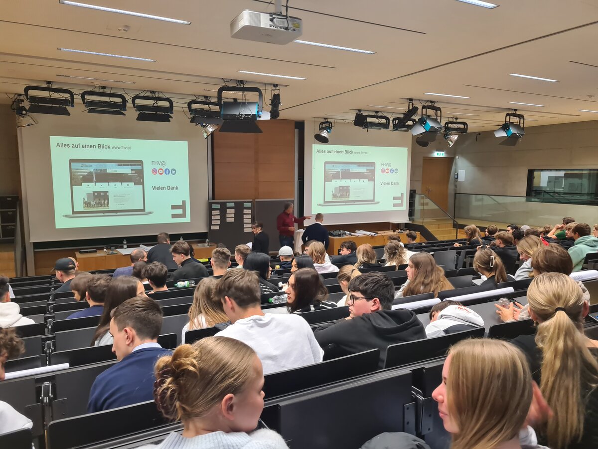 Ein Hörsaal mit Schülern und Schülerinnen | © FHV