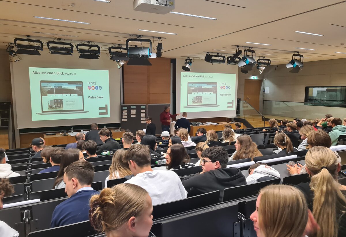 Ein Hörsaal mit Schülern und Schülerinnen