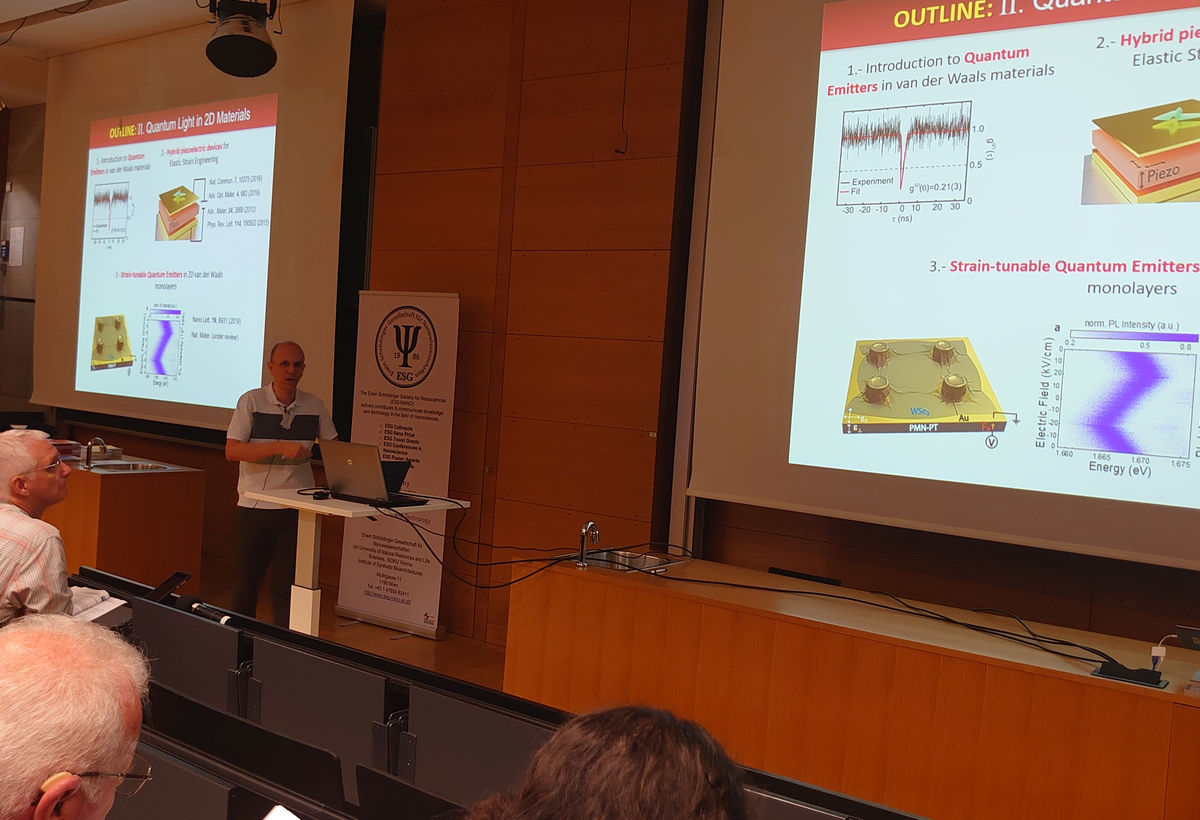 Hörsaal mit Präsentation zum Thema Nanowissenschaften