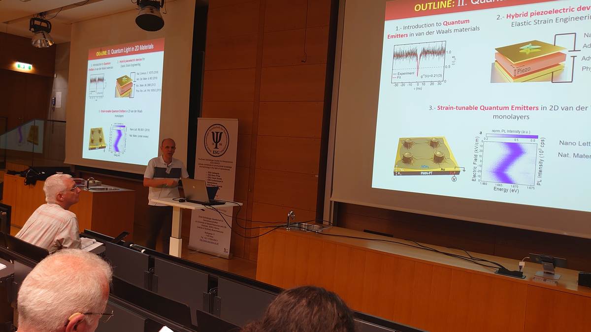 Hörsaal mit Präsentation zum Thema Nanowissenschaften | © FHV