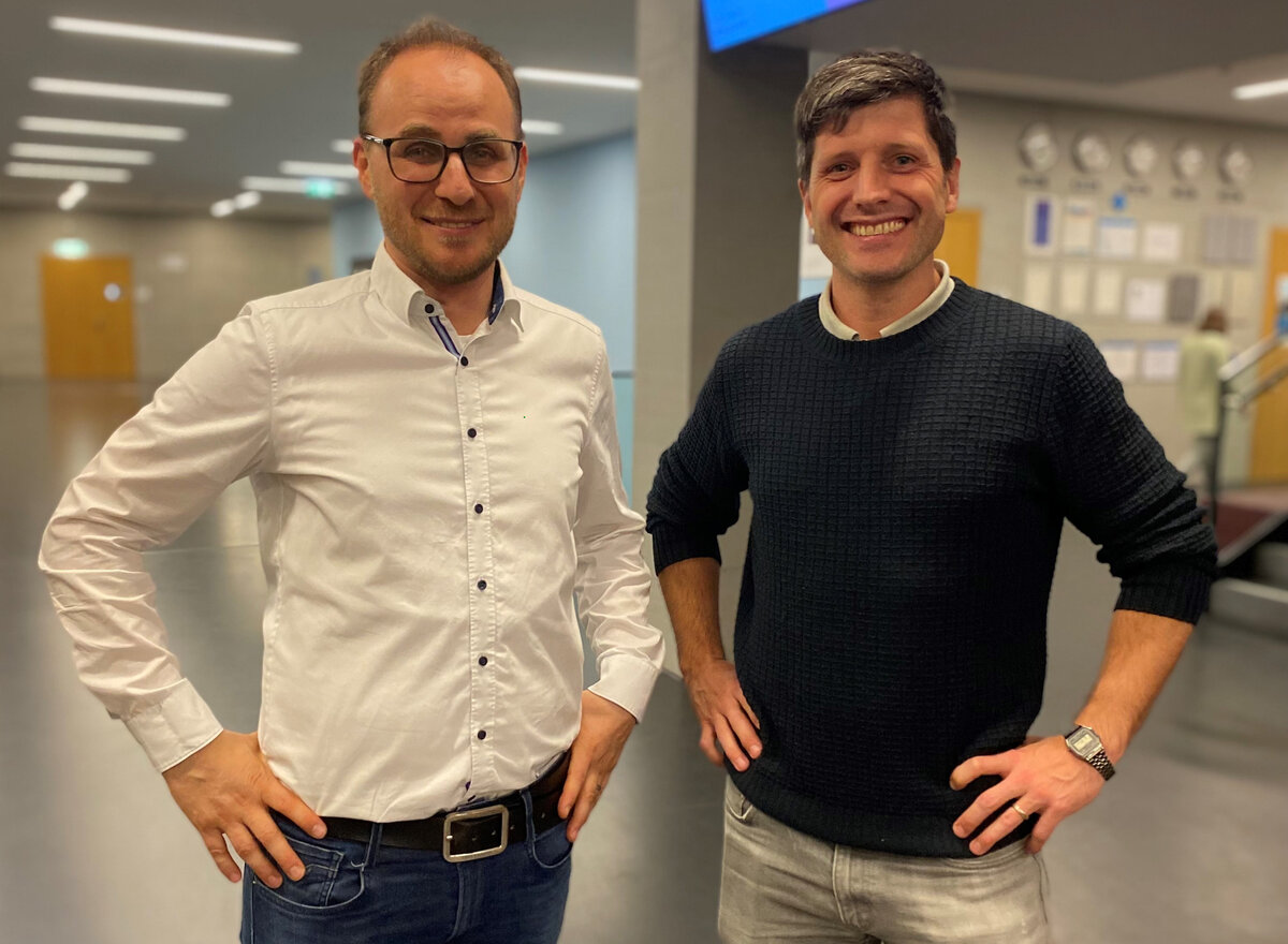 2 Männer stehen nebeneinander und lächeln in die Kamera | © FHV, Steffi von Offenberg Sweeney