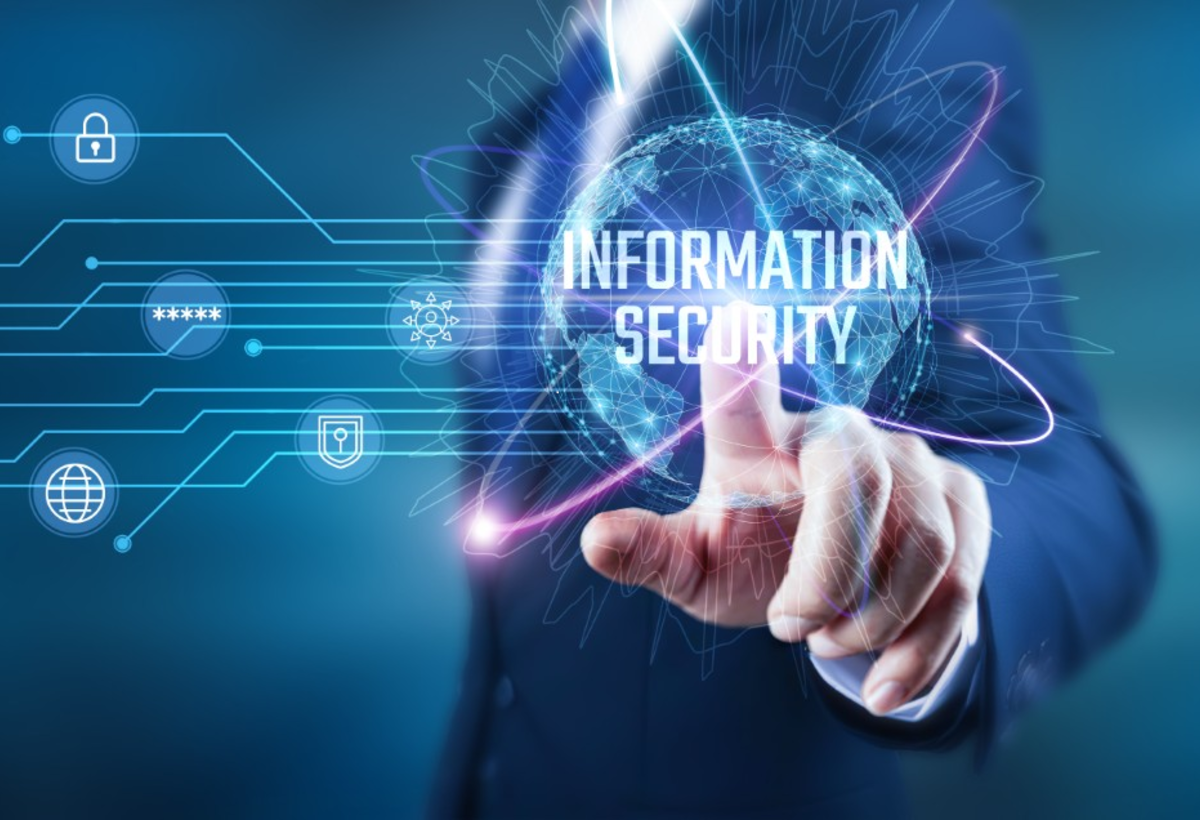 Finger tippen auf einen Bildschirm, auf dem der Schriftzug „Information Security“ in futuristischem Design erscheint. | © Adobe Stock