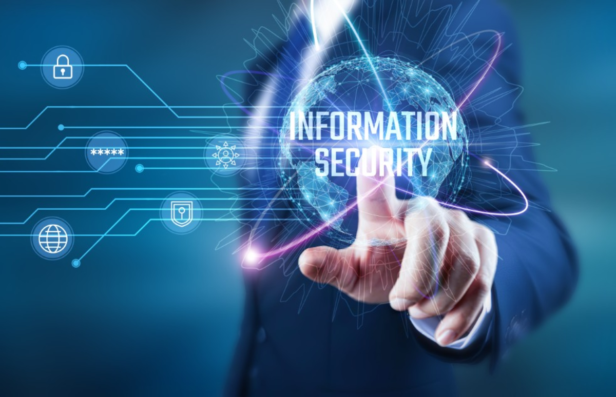 Finger tippen auf einen Bildschirm, auf dem der Schriftzug „Information Security“ in futuristischem Design erscheint. | © Adobe Stock