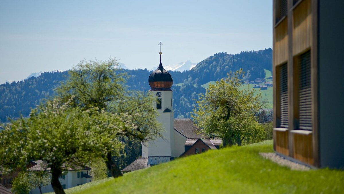 Landschaftsbild Gemeinde Doren. Kirchturm und Berge. | © Gemeinde Doren
